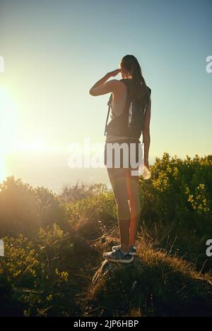 I panorami sono da sogno di un escursionista: Una giovane donna che ammira il panorama dalla cima di una montagna. Foto Stock