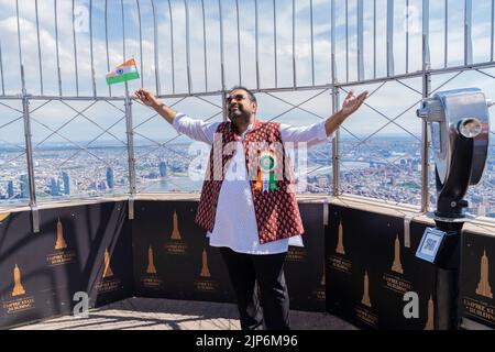 New York, Stati Uniti. 15th ago, 2022. Shankar Mahadevan, cantante e compositore visita l'Empire state Building a New York il 15 agosto 2022 per celebrare il 75th° anniversario dell'indipendenza dell'India. (Foto di Lev Radin/Sipa USA) Credit: Sipa USA/Alamy Live News Foto Stock