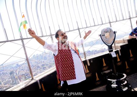 New York, Stati Uniti. 15th ago, 2022. Famoso cantante e compositore indiano, Shankar Mahadevan partecipa alla celebrazione dell'India Day che si tiene presso l'Empire state Building a New York City. In onore dell'India Day i colori dell'Empire state Building saranno illuminati nei colori della bandiera indiana. (Foto di Efren Landaos/SOPA Images/Sipa USA) Credit: Sipa USA/Alamy Live News Foto Stock