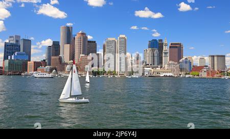 Skyline e porto di Boston con barche e Oceano Atlantico in primo piano, USA Foto Stock