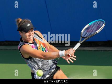 15 agosto 2022: Catherine McNally (USA) ha sconfitto Aliaksandra Sasnovich (RUS) 6-3, 3-6, 7-6, al Western & Southern Open suonando al Lindner Family Tennis Center di Cincinnati, Ohio. © Leslie Billman/Tennisclix/CSM Foto Stock