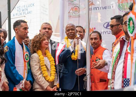 New York, NY - 15 agosto 2022: Il sindaco Eric Adams partecipa al 75th° anniversario dell'Independence Flag Raising di Times Square Foto Stock