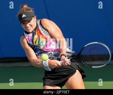 15 agosto 2022: Catherine McNally (USA) ha sconfitto Aliaksandra Sasnovich (RUS) 6-3, 3-6, 7-6, al Western & Southern Open suonando al Lindner Family Tennis Center di Cincinnati, Ohio. © Leslie Billman/Tennisclix/CSM Foto Stock