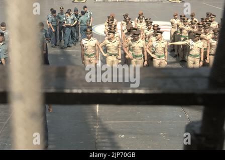 Cadetti della marina indonesiani e ufficiali in fila per una cerimonia e un briefing, come KRI Dewaruci (Dewa Ruci), una nave alta indonesiana, è aperto per i visitatori pubblici al porto di Kolinlamil (porto della Marina) a Tanjung Priok, a nord di Giacarta, Jakarta, Indonesia. Foto Stock