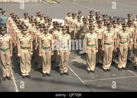 Cadetti della marina indonesiani e ufficiali in fila per una cerimonia e un briefing, come KRI Dewaruci (Dewa Ruci), una nave alta indonesiana, è aperto per i visitatori pubblici al porto di Kolinlamil (porto della Marina) a Tanjung Priok, a nord di Giacarta, Jakarta, Indonesia. Foto Stock