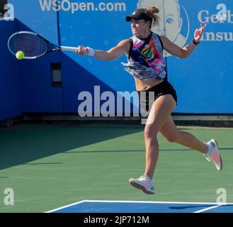 15 agosto 2022: Catherine McNally (USA) ha sconfitto Aliaksandra Sasnovich (RUS) 6-3, 3-6, 7-6, al Western & Southern Open suonando al Lindner Family Tennis Center di Cincinnati, Ohio. © Leslie Billman/Tennisclix/CSM Foto Stock