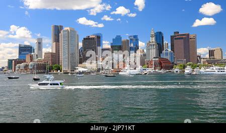 Skyline e porto di Boston con barche e Oceano Atlantico in primo piano, USA Foto Stock