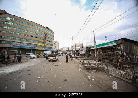 Nairobi, Kenya. 15th ago, 2022. Le imprese del mercato di Gikomba a Nairobi sono state chiuse presto a causa delle dimostrazioni previste dopo l'annuncio dei risultati presidenziali. Il presidente della commissione elettorale indipendente e dei confini (IEBC) ha dichiarato il vice presidente William Rato il vincitore dopo una stretta gara presidenziale. Credit: SOPA Images Limited/Alamy Live News Foto Stock