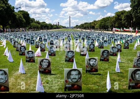 Washington, DC, Stati Uniti. 12th ago, 2022. Una mostra fotografica di fronte al Campidoglio ricorda le vittime del massacro di migliaia di prigionieri politici perpetrato in Iran nel 1988, nonché i manifestanti assassinati nel 2019. L'ospite, l'Organizzazione delle Comunità iraniane americane, afferma che Raisi è responsabile delle violazioni dei diritti umani durante entrambi gli eventi e chiede agli Stati Uniti di negargli l'ingresso per la riunione annuale dell'Assemblea Generale delle Nazioni Unite a settembre. (Credit Image: © Allison Bailey/SOPA Images via ZUMA Press Wire) Foto Stock