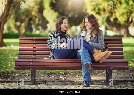 Il posto perfetto per rilassarsi. Foto a tutta lunghezza di due giovani donne che trascorrono la giornata all'aperto. Foto Stock