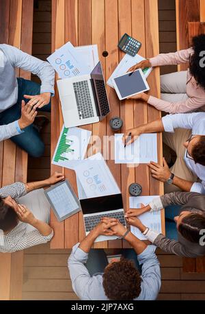 Riunite per rendere grande il business. Inquadratura ad angolo alto di un gruppo di uomini d'affari che hanno una riunione all'aperto. Foto Stock