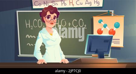 Insegnante di chimica scolastica in classe, illustrazione di cartoni animati. Ritratto vettoriale del carattere femminile in occhiali e cappotto bianco in piedi alla scrivania con computer, formule scientifiche scritte su lavagna Illustrazione Vettoriale