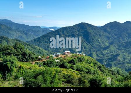 Un piccolo villaggio di minoranze etniche che vivono nelle alte montagne a Nam tra My, Quang Nam, Vietnam Foto Stock