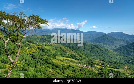 Un piccolo villaggio di minoranze etniche che vivono nelle alte montagne a Nam tra My, Quang Nam, Vietnam Foto Stock