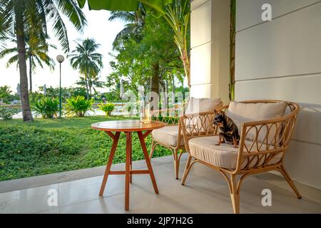 Due sedie di bamboo e rattan per rilassarsi al Pax Ana 4 stelle resort a Doc Let spiaggia, città Nha Trang strada, VN Foto Stock