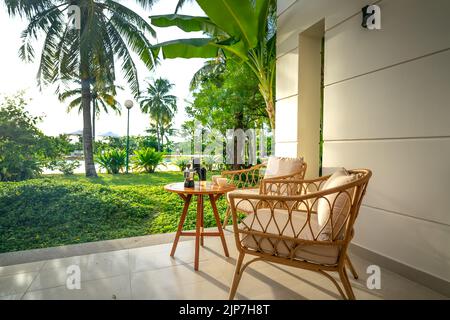 Due sedie di bamboo e rattan per rilassarsi al Pax Ana 4 stelle resort a Doc Let spiaggia, città Nha Trang strada, VN Foto Stock