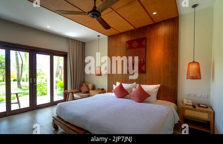 Ammira l'interno di una camera al Pax Ana Resort a 4 stelle a Doc Let Beach, Nha Trang, provincia di Khanh Hoa, VN Foto Stock