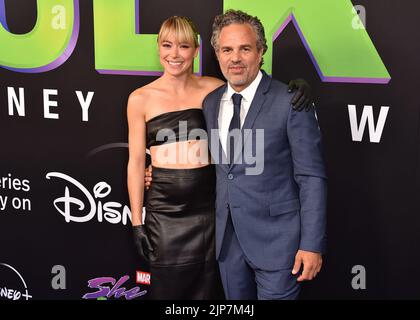 Los Angeles, Stati Uniti. 15th ago, 2022. Tatiana Maslany e Mark Ruffalo camminano sul tappeto rosso al Marvel Studios 'She-Hulk: Avvocato a Law' Los Angeles Premiere al El Capitan Theatre di Los Angeles, CA il 15 agosto 2022. (Foto di Scott Kirkland/Sipa USA) Credit: Sipa USA/Alamy Live News Foto Stock