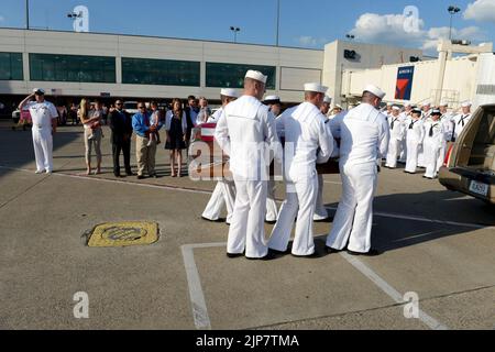 I resti di Logistics Specialist 2nd Class Randall Smith arrivano all'aeroporto internazionale di Nashville. (19386353043) Foto Stock