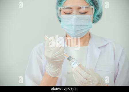 Un medico o uno scienziato sta tenendo un flaconcino di vaccino per il vaiolo o il clade. Foto Stock