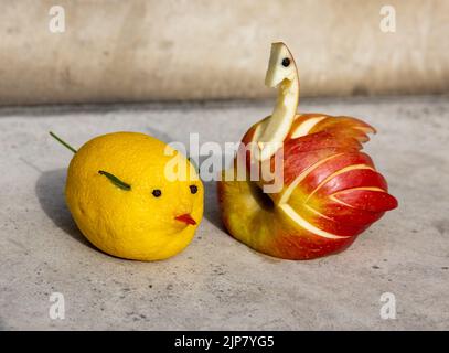 Decorazioni a forma di animale fatte di frutta Foto Stock