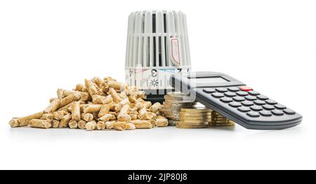 Pellet di legno, calcolatrice, moneta e testa termostatica valvola isolata su sfondo bianco. Biomassa - fonte rinnovabile di riscaldamento. Foto Stock