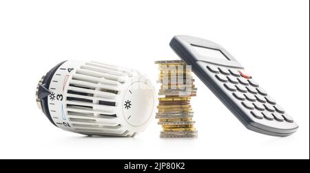 Testa della valvola termostatica, monete e calcolatrice isolate su sfondo bianco. Foto Stock