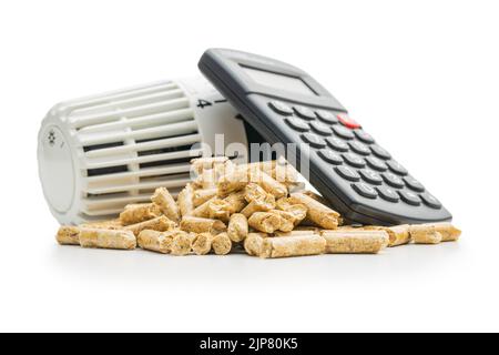 Pellet di legno, calcolatrice e testa della valvola termostatica isolati su sfondo bianco. Biomassa - fonte rinnovabile di riscaldamento. Foto Stock