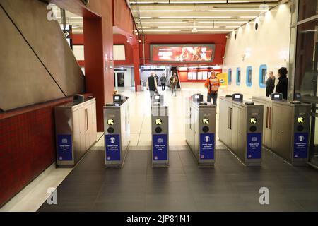 Sydney, Australia. 16th agosto 2022. I cancelli dei biglietti sono stati lasciati aperti presso le stazioni ferroviarie (nella foto: La stazione di Martin Place) di Sydney a causa di un'azione industriale con ispettori dei biglietti che attualmente non controllano i biglietti in modo efficace, consentendo un viaggio gratuito. Credit: Richard Milnes/Alamy Live News Foto Stock