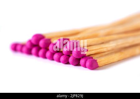 Fuoco fiammiferi palo isolato su teste di fosforo bianco. Rosso Foto Stock