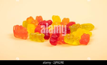 gummi porta caramelle di gelatina primo piano su sfondo giallo. Foto Stock