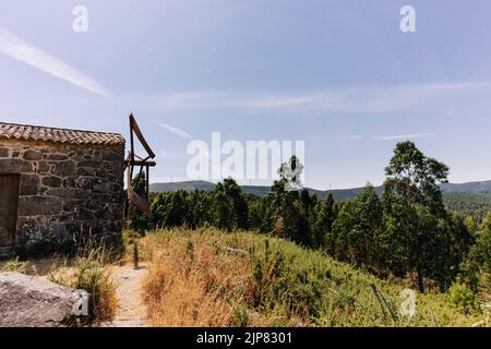 Mulino a vento abbandonato con pale di legno sulla strada di Santiago. Questi erano tipici mulini a vento usati per macinare la farina in epoca medievale in Galizia, Spagna Foto Stock