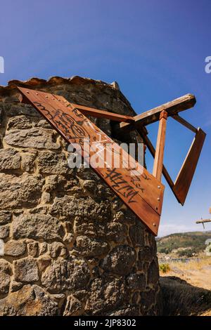 Mulino a vento abbandonato con pale di legno sulla strada di Santiago. Questi erano tipici mulini a vento usati per macinare la farina in epoca medievale in Galizia, Spagna Foto Stock