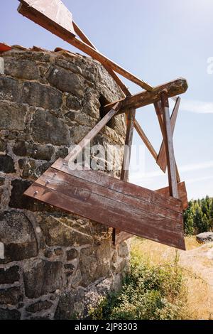 Mulino a vento abbandonato con pale di legno sulla strada di Santiago. Questi erano tipici mulini a vento usati per macinare la farina in epoca medievale in Galizia, Spagna Foto Stock