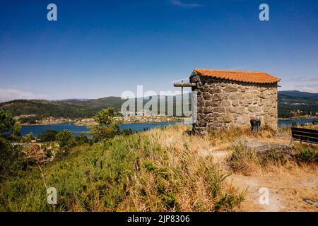 Mulino a vento abbandonato con pale di legno sulla strada di Santiago. Questi erano tipici mulini a vento usati per macinare la farina in epoca medievale in Galizia, Spagna Foto Stock