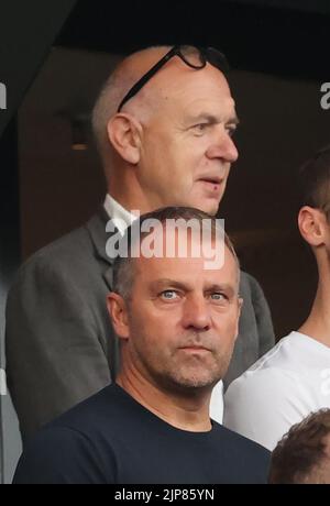 Allenatore di testa Hansi Flick di Germania Bernd Neuendorf, presidente della Associazione tedesca di calcio DFB Fussball 1 . Bundesliga Saison 2022 / 2023 Eintracht Frankfurt - FC Bayern Muenchen 1:6 5.8.2022 © diebilderwelt / Alamy Stock Foto Stock