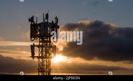 Alba su una torre Telecommes o palo di telefonia mobile Foto Stock