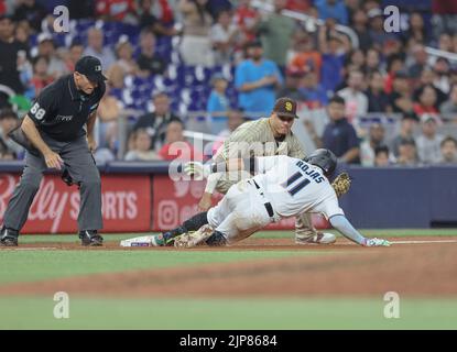 Miami, Florida. USA; San Diego Padres iniziale caraffa Yu Darvish (11) scivola in modo sicuro in terzo evitando il tag da San Diego Padres terzo baseman Manny Foto Stock