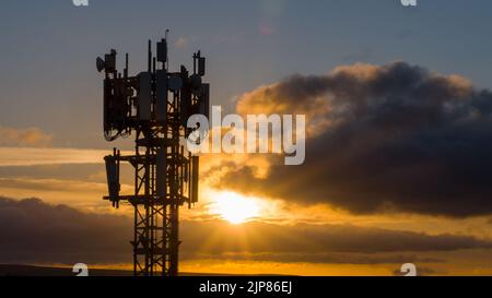 Alba su una torre Telecommes o palo di telefonia mobile Foto Stock