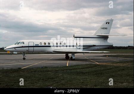 Una Dassault Falcon 50 Business, corporate, private, executive Jet, registrata in Italia come i-ADAG. Foto scattata all'aeroporto di Hatfield nel Regno Unito nel 1989. Foto Stock