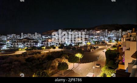 Una vista sul tetto della città illuminata di Frigiliana su sfondo nero cielo in Spagna Foto Stock