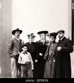 Il Steins nel cortile di 27 rue de Fleurus, ca. 1905. Da sinistra Leo Stein, Allan Stein, Gertrude Stein, Theresa Ehrman, Sarah Stein, Michael Stein, T. Foto Stock