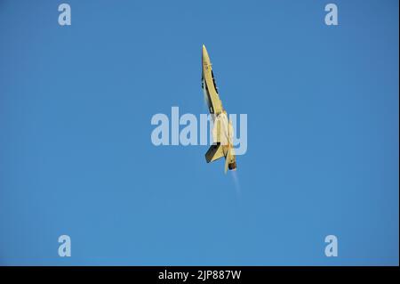 Gijon, Spagna - 23 luglio 2022. Spanish Air and Space Force F-18 in volo ascendente durante Gijon International Air Festival 2022. Foto Stock