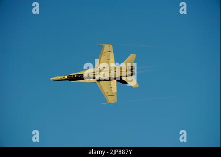 Gijon, Spagna - 23 luglio 2022. Vista dal botton delle forze aeree e spaziali spagnole F-18 in volo completo durante il festival aereo internazionale Gijon 2022. Foto Stock