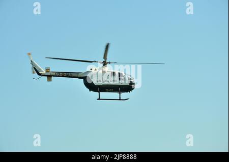 Gijon, Spagna - 24 luglio 2022. Elicottero civile Guardia BO-105 in volo completo durante il festival aereo internazionale Gijon 2022. Foto Stock