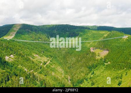 Vista aerea del ponte sospeso Sky Bridge 721 e torre di osservazione in montagna, Dolni Morava, Repubblica Ceca. Foto Stock