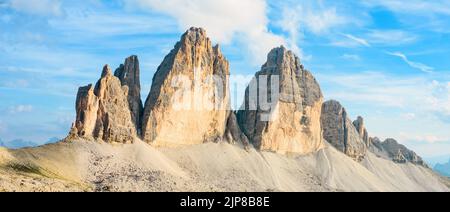 Splendida vista sulle tre vette del Lavaredo (tre cime di Lavaredo) durante una bella giornata di sole. Foto Stock