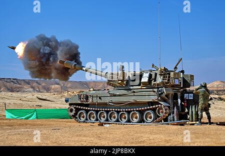 M-109 moderna artiglieria semovente che spara un carico l'artiglieria semovente (detta anche artiglieria locomotiva) è un'artiglieria dotata di un proprio pro Foto Stock