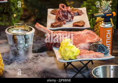 Tagli di carne cruda in mostra in un elegante buffet Foto Stock