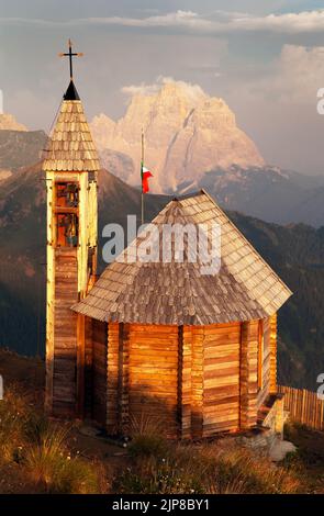 Vista serale dal Monte col DI Lana con cappella e Monte Pelmo, una delle più belle viste delle Dolomiti italiane Foto Stock